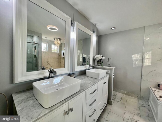 Building Photo - 15000 Onan Ct