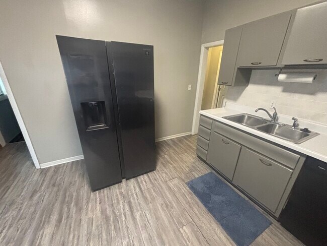 Building Photo - 1115 N Carlos Ave