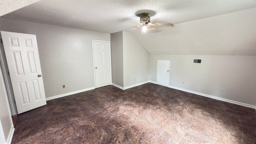 Building Photo - 210 Cuddles Ct