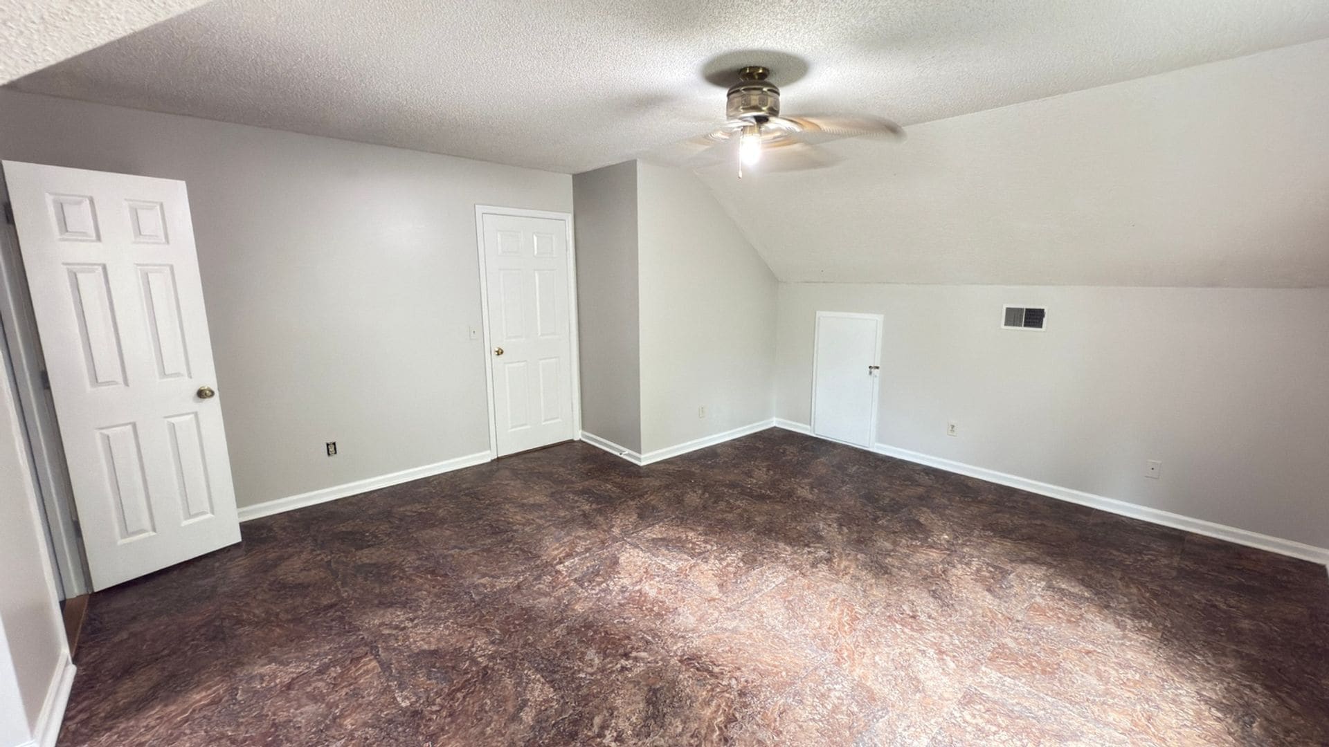Building Photo - 210 Cuddles Ct
