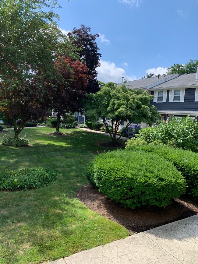 Building Photo - 121 E Gate Ln