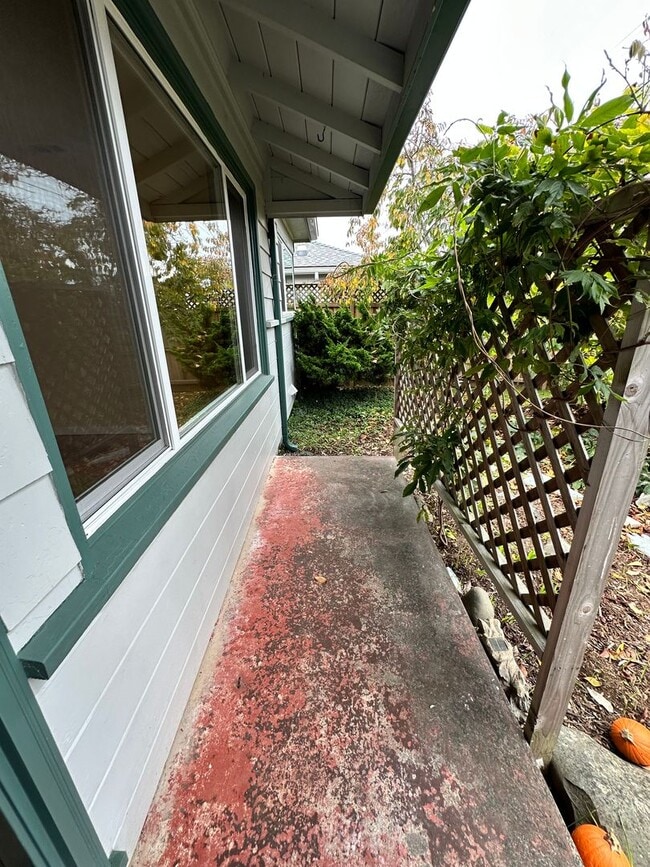 Building Photo - 2 Bedroom/ 1 Bath House in Eureka, Single car Garage with Washer & Dryer included!!