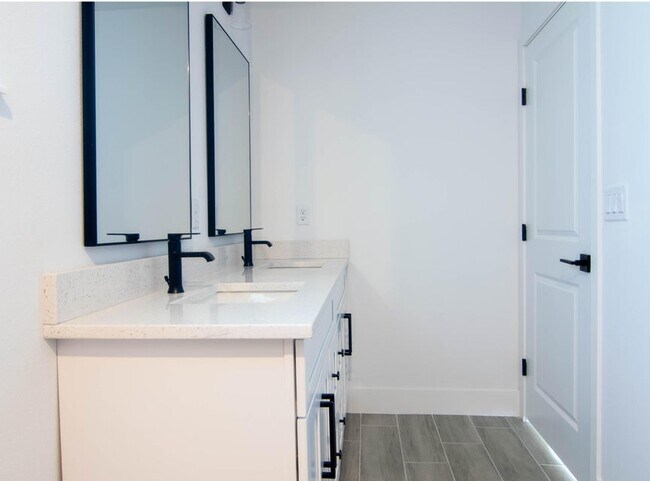 Building Photo - 10235 Stonecrop Ave