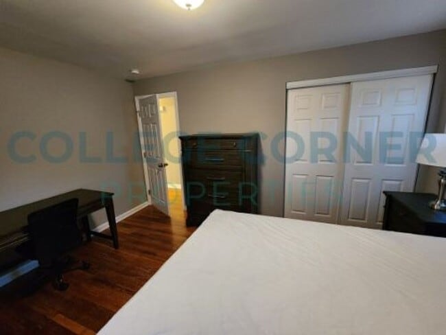 Building Photo - 639 S Poplar St