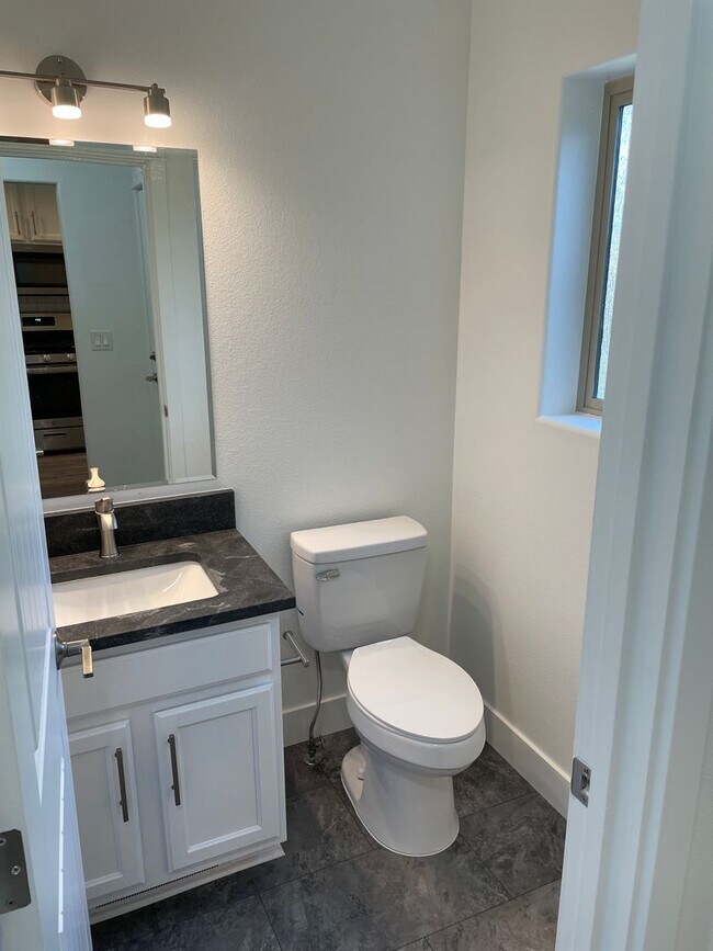 Building Photo - Beautifully Updated 2 Bed / 2.5 Bath Duplex in SW Redmond – Move-In Ready!