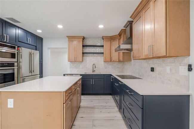 Building Photo - 4712 W Bay Ave