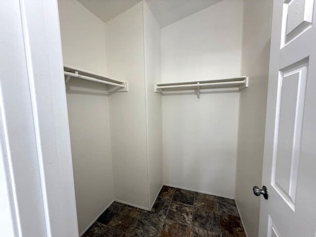 Building Photo - Cute double wide in Pleasant Valley