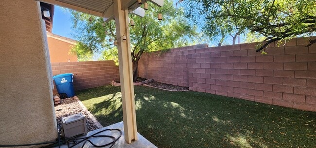 Building Photo - Charming 3 bedroom home with great curb ap...