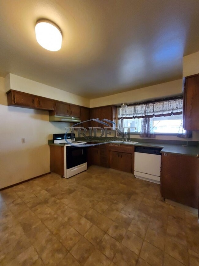 Building Photo - (2526m) 231 E. 18th St/ 1806 Sampson