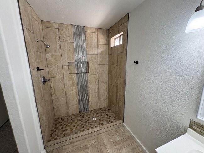 Building Photo - Great eastside location four bedrooms