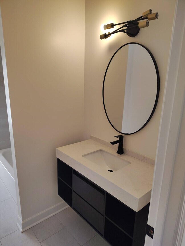 Building Photo - 944 33rd Ave N