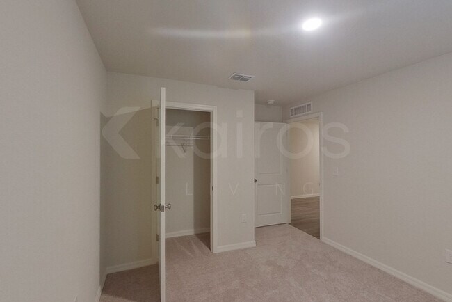 Building Photo - 1190 S San Mateo Dr