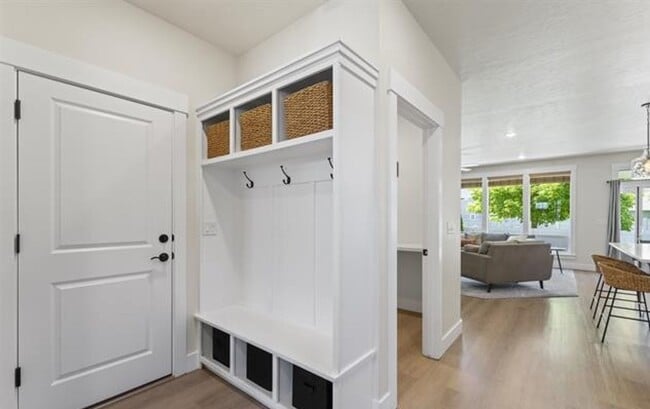 Building Photo - 4 Bedroom Home - Meridian