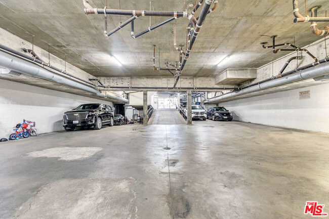 Building Photo - 815 N Las Palmas Ave
