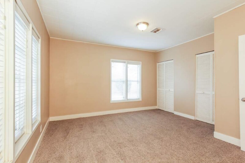 Building Photo - 1043 E Indianola Ave