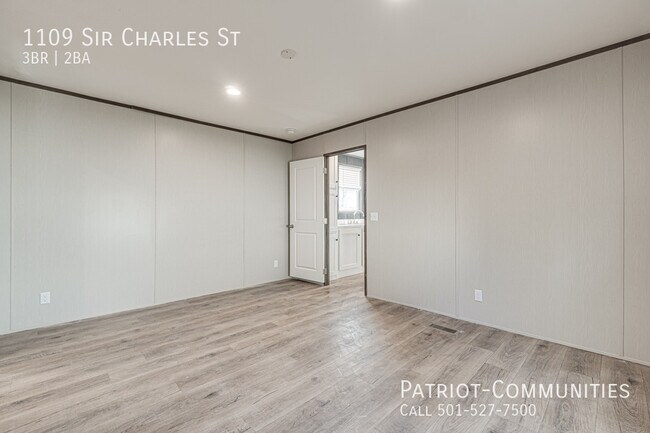 Building Photo - 1109 Sir Charles St