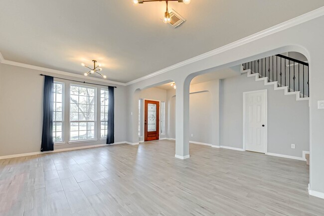 Building Photo - Two-story, 4BD/2.5BR renovated home in Fie...