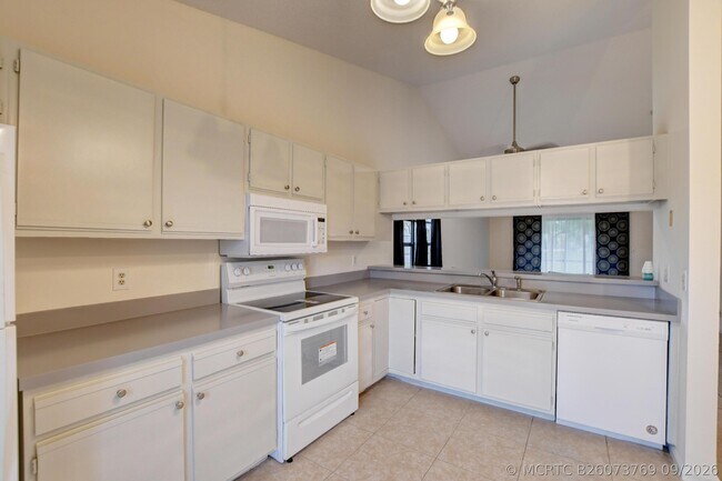 Building Photo - 499 Hardwood Pl