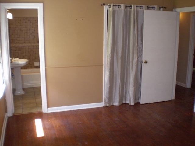 Building Photo - CUTE 3/2 BROADMOOR