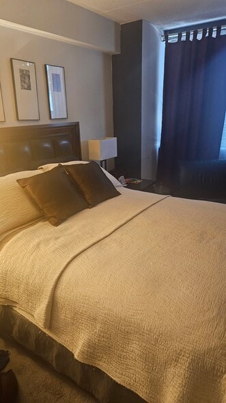 Building Photo - 300 Cathedral Pkwy