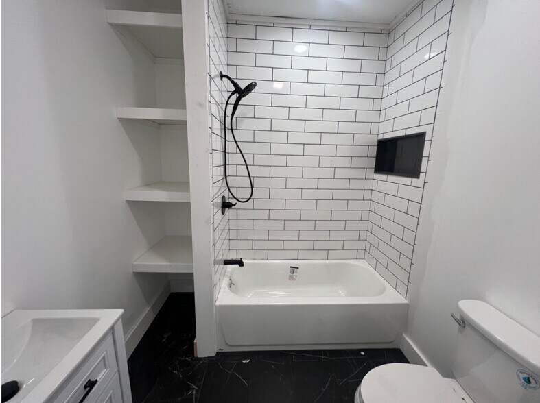 Building Photo - 10 Stark St