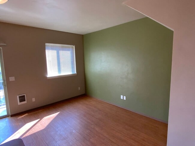 Building Photo - 3 Bedroom, 2.5 Bathroom Close to UO Campus