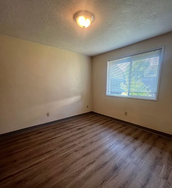Building Photo - Spacious 3 Bedroom Home with Fenced Yard & Oversized Garage in Eugene