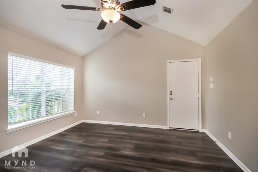 Building Photo - 126 Kellyn Oaks Dr