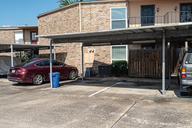 Building Photo - 3303 W Greenridge Dr