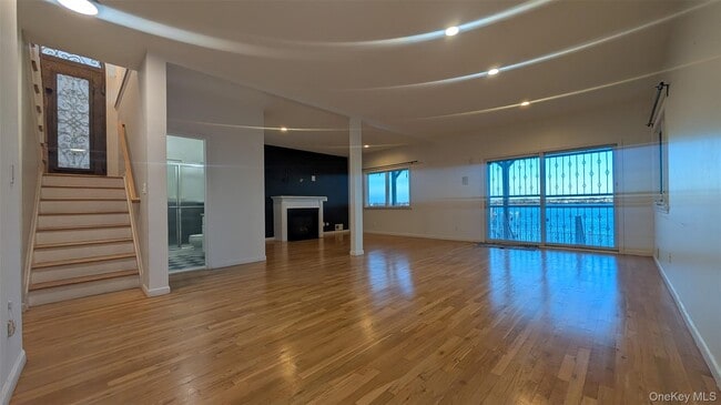 Building Photo - 150-95 Powells Cove Blvd