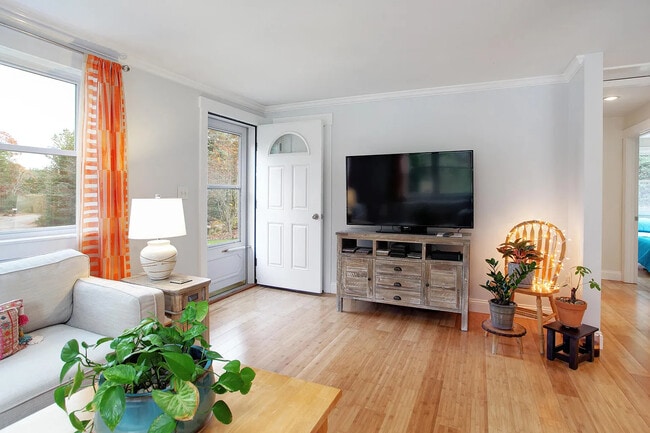 Building Photo - 46 Brush Hill Cir