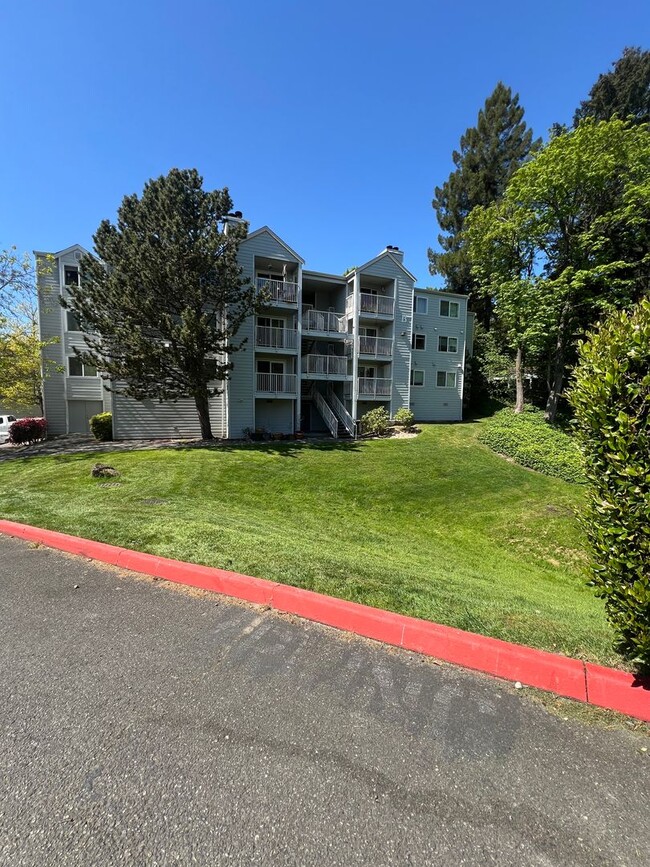 Building Photo - Welcome to Renton Ridge, 3 bed 2 bath with...