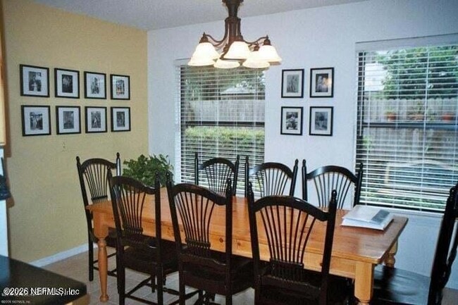 Building Photo - 1841 Twelve Oaks Ln E