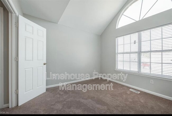 Building Photo - 437 Greenview Dr