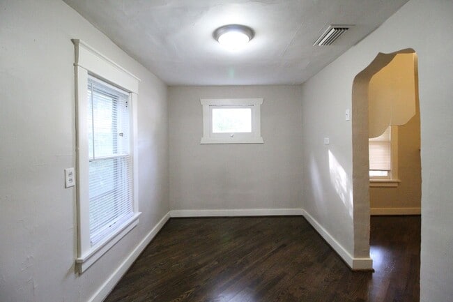 Building Photo - 2 Bedroom 1 Bath Bungalow Next to Woodside Pool