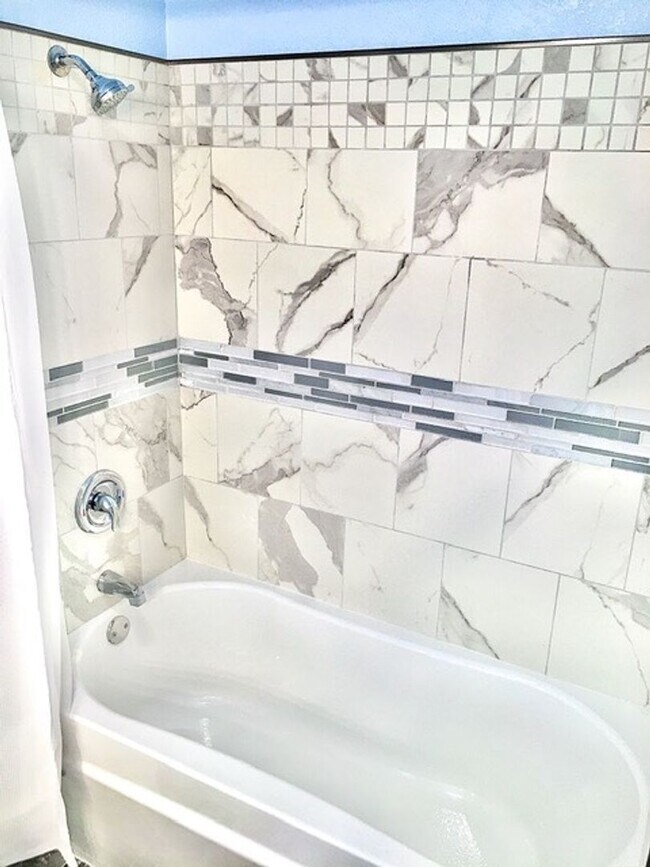 Building Photo - **AVAILABLE NOW**