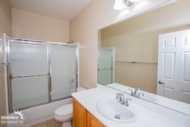 Building Photo - Inviting 3Bdm 2Ba Single-Story Home in Henderson! 55 Plus Community.