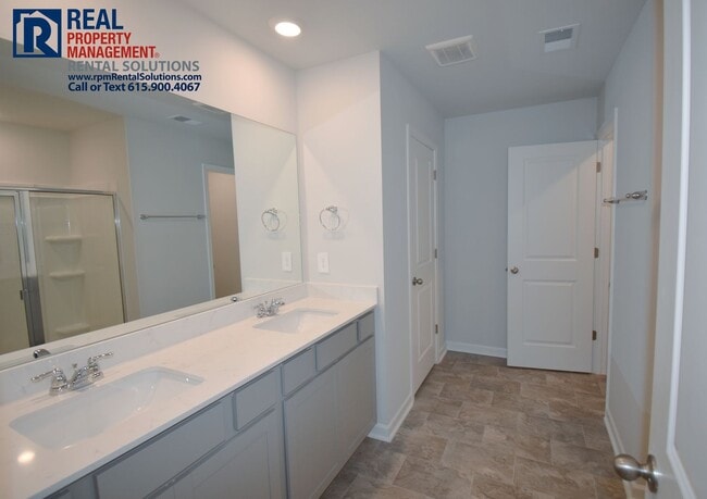 Building Photo - Like new 3bd townhome w/ attached 2 car garage & community pool! Washer/dryer included!