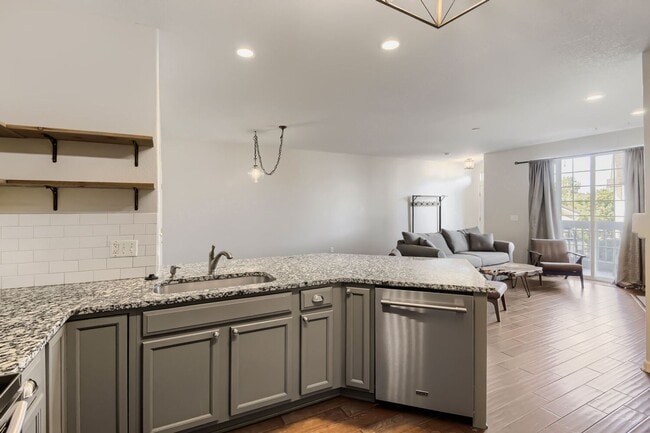 Building Photo - Charming 2 bedroom/ 2-bathroom ground floor- Great location - 1 car garage! Move in now get July ...