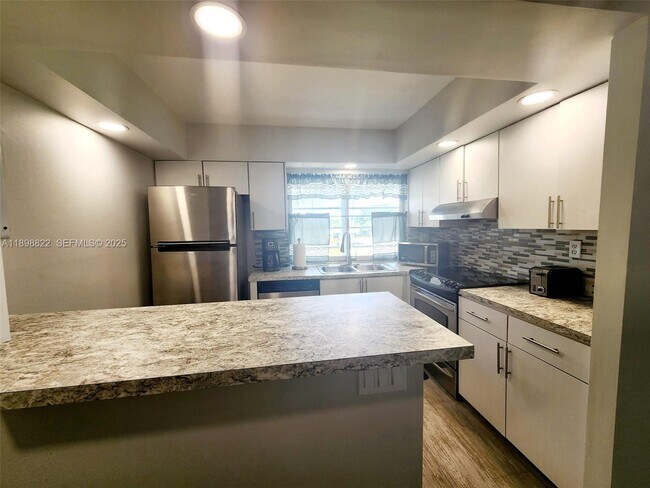 Building Photo - 9101 Lime Bay Blvd