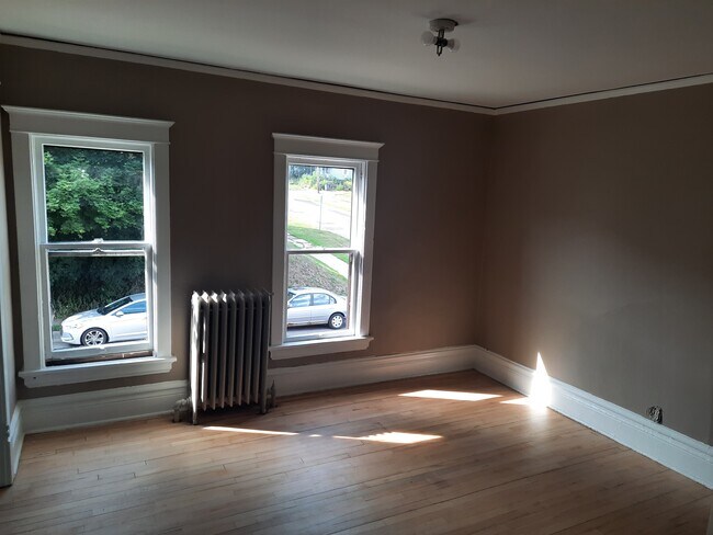 Building Photo - 429 N 10th Ave E