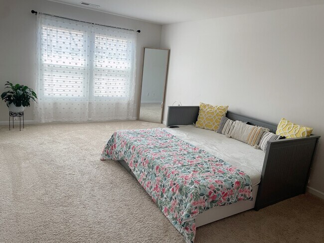 Building Photo - 25 Planters Pl