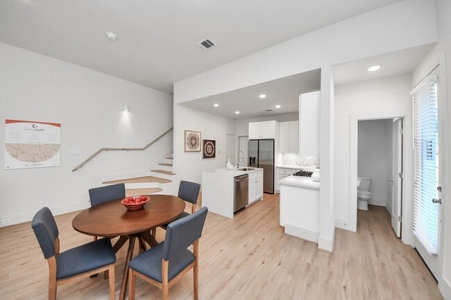 Building Photo - 1032 Glen Ln