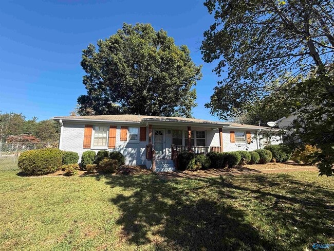 Building Photo - 300 McAlpine Dr SE