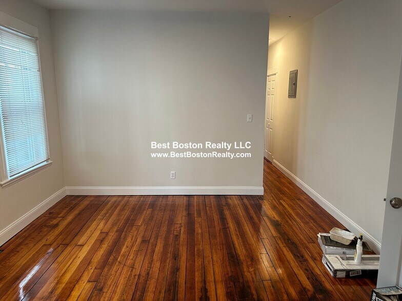 Building Photo - 16R Warren Ave. Unit 2