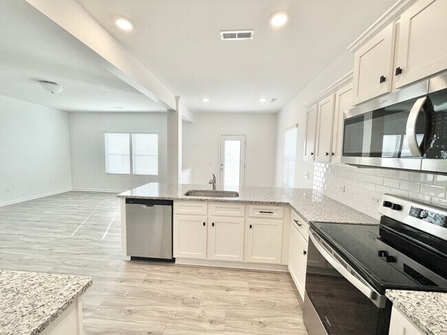 Building Photo - 3 br Paired Home minutes from I-77 and I-40 Tour today! MOVE IN SPECIAL