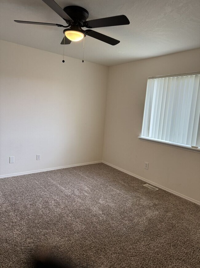 Building Photo - HARD TO FIND 4 BEDROOM