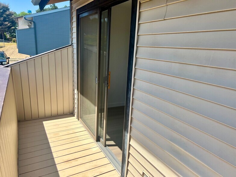 Building Photo - 132 NW Larry St