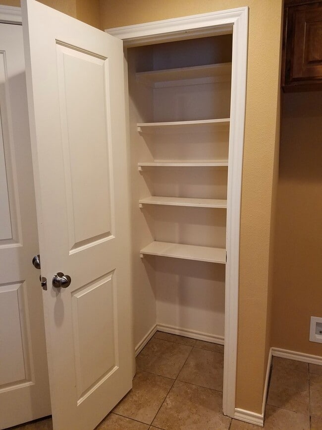 Building Photo - Lindale-Charming 2 Bedroom, 2 Bath House w/Garage!