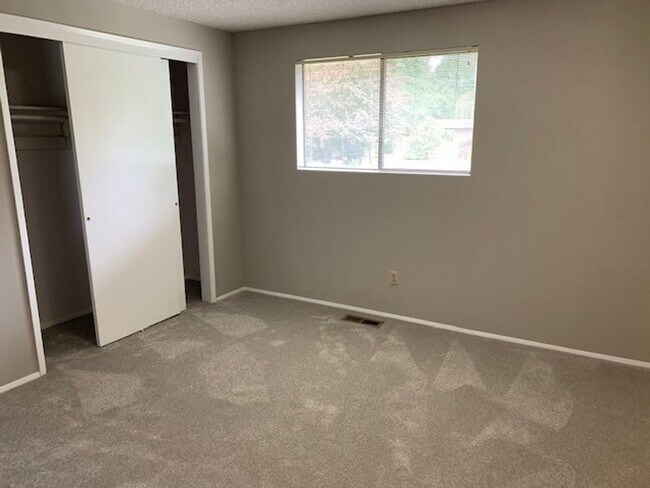 Building Photo - Kenmore House / RENT SPECIAL